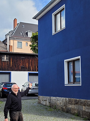Hans Joachim Goller neben seinem Elternhaus gegenueber vom ehemaligen Rot Kreuz Heim im Hintergrund